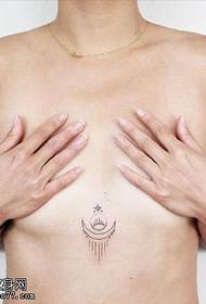 胸前的日月纹身图案