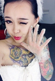 симпатична невеста Таро тетоважа на градите