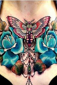 sexy weibliche Brust Rose Motte Tattoo-Muster, um das Bild zu genießen