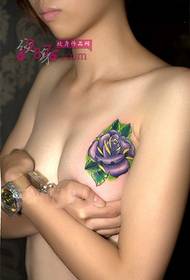 schoonheid borst sexy paarse roos tattoo foto