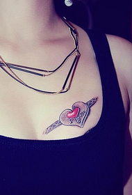 tatuagem de coração personalidade criativa no peito