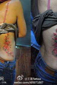 patrón de tatuaxe chamativo de vermello