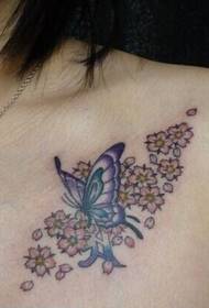 tatuaggio femminile di farfalle e fiori sul petto