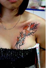 vakkert bryst vakkert ser fargerikt blomst tatovering mønster bilde
