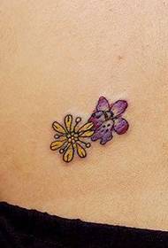 imagem de padrão de tatuagem pequena flor fresca no peito