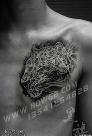 padrão de tatuagem de leopardo no peito