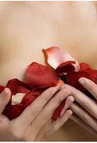hvid pige bryst røde kronblade tatovering billede