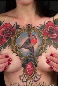 Modellu sexy di tatuatu femminile prufonda V per prufittà l'immagine