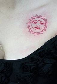 foto di bellezza petto sole dio personalità tatuaggio