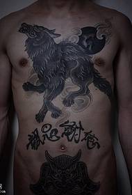 ulv tatoveringsmønster på brystet