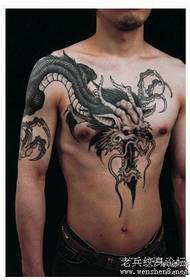 iwwer d'Schëller Dragon Tattoo Muster: Brust iwwer Schulter Draach Tattoo Muster