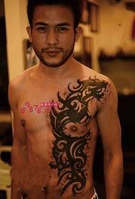 foto di tatuaggio di totem di pietra prepotente ragazzo bello personalità