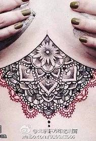 Patrón de tatuaje de encaje sexy en el pecho