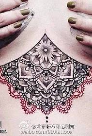 Modello di tatuaggio in pizzo sexy sul petto