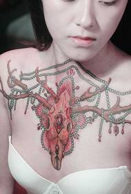 краса татуювання на грудях оленів домінантних оленів
