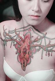 tatuaggio di petto di cervo prepotente bellezza