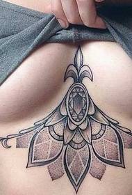 modèle de tatouage de fleur de personnalité de la poitrine féminine