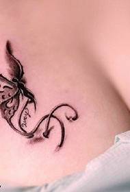 vackra förtrollande fjärils tatueringsmönster på bröstet