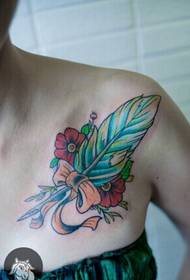 niñas hermosa hermosa flor de plumas de color tatuaje foto
