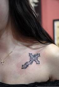 krūtinės gražus kryžiaus tatuiruotės modelio paveikslėlis