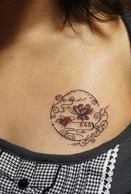 model de tatuaj floare de piept feminin