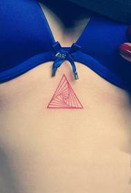 imagem de padrão de tatuagem de triângulo criativo no peito