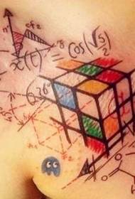 Culoarea pieptului modelul unic al tatuajului Rubik's Cube