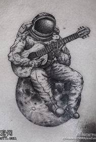 „Spaceman“ tatuiruotės modelis grojant gitara