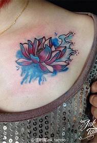 modèle de tatouage lotus couleur poitrine femme