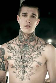 tatuaggio totem testa di lupo super personalità ragazzo petto