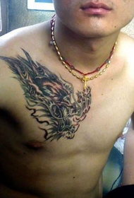 pohledný bratr hrudníku dominantní tetování vzor Daquan