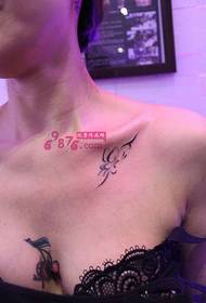 „Clavicle“ šviežios drugelio tatuiruotės proceso nuotrauka