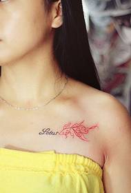 Tatuaje de clavícula de Goldfish liña inglesa feminina