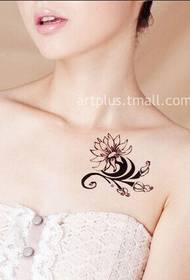 cuadro de tatuaje de vid de flor hermosa de alta definición de pecho de niña pura