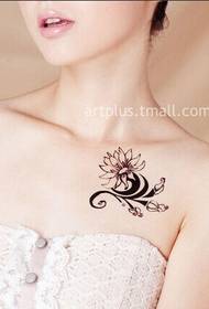puro nga babaye nga dughan nga high-kahulugan nga matahum nga litrato sa bulak nga tattoo tattoo