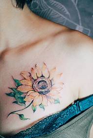 Meedercher hunn e wonnerschéine Sonneblummen Tattoo op der Këscht