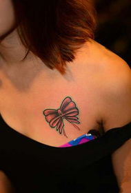 skönhet bröst rosa liten rosett tatuering