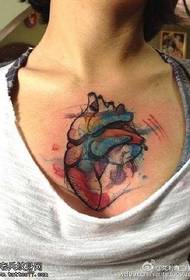 modeli i tatuazhit të zemrës me ngjyra gjoksi