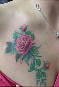 kobieta w klatce piersiowej czerwony kwiat zielony liść Tatuaż