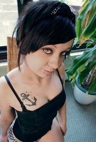 Europa Kvinna bröst personlighet ankare tatuering mönster bild