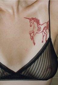 ຮູບສີ tattoo ຫນ້າເອິກ unicorn