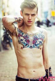 Gambar tato kepribadian dada pria bergaya Eropa