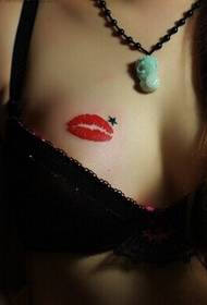 Dada gadis seksi kacilakaan bibir beureum bentang tato gambar