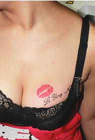 Szexi szépség mellkas angol vörös ajak tetoválás