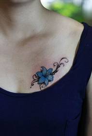 fiore frescu chjaru di ritrattu di tatuaggi di stampa di mudellu
