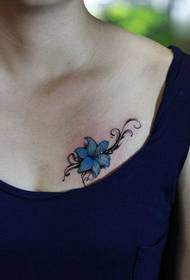 klare frische Blume Brust Tattoo Muster Bild Bild