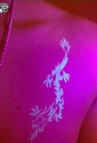 jonges boarst super helder fluorescerend draak tatoetepatroonfoto