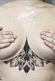 Mimi ispod uzorka tetovaže lotosa