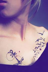 skaistumkopšanas krūtīs putnu grupa un enkura tetovējumi