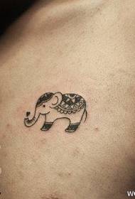 красив модел на татуировка на слон на гърдите